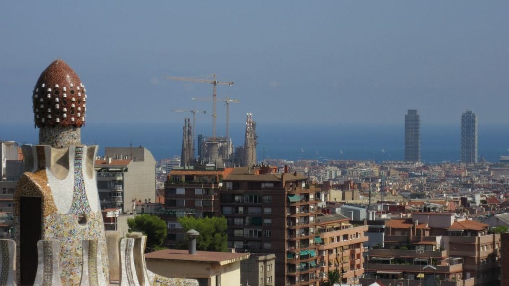Вид из парка гуэль на башни и саграда фамилия Вид из парка гуэль на башни и саграда фамилия